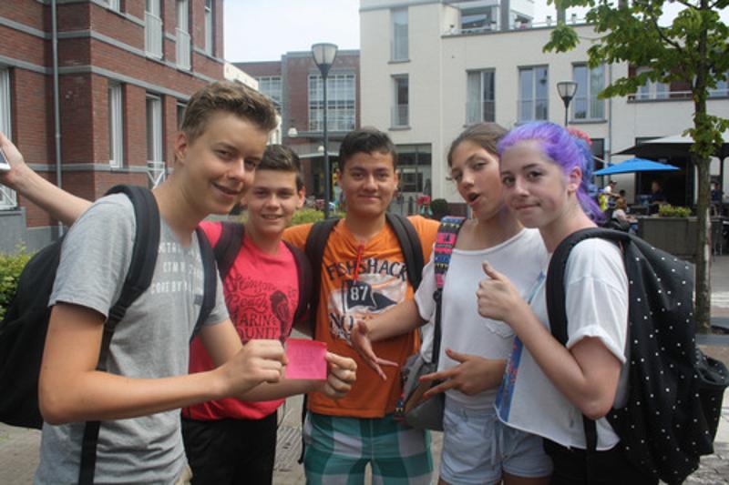 groep jongeren staat buiten op avonturen-gamekamp