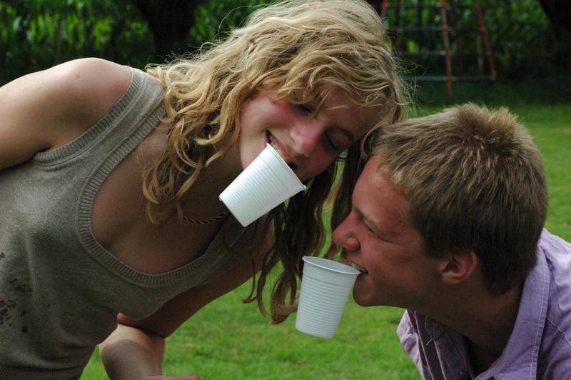 jongen en meisje spelen spel met plastic beker op avonturen-gamekamp