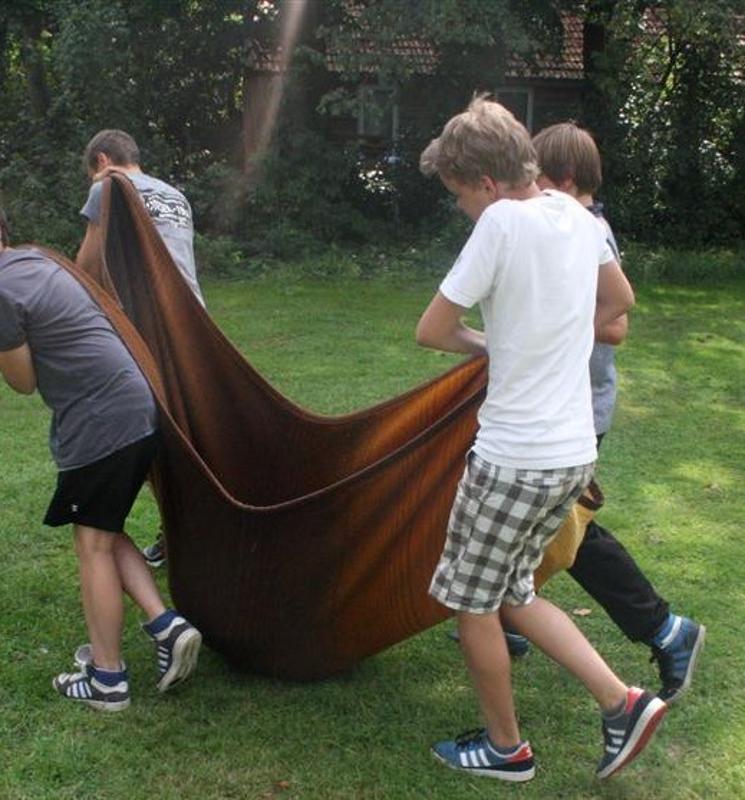 jongens tillen doek tijdens buitenspel op avonturen-gamekamp