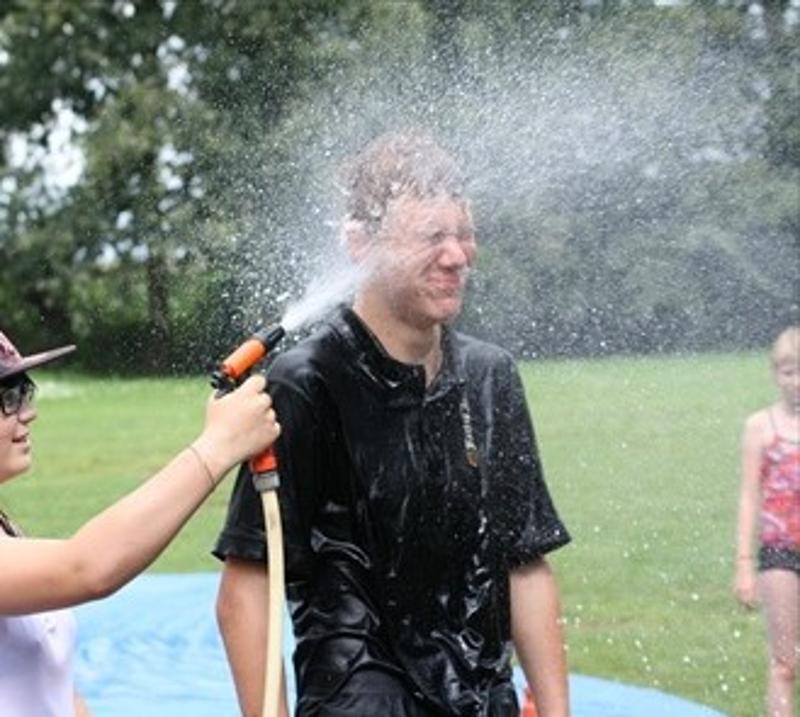 jongen krijgt water in gezicht gespoten op avonturen-gamekamp 