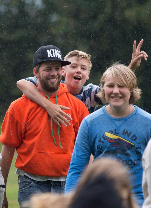 jongen springt bij begeleider op rug op avonturen-gamekamp