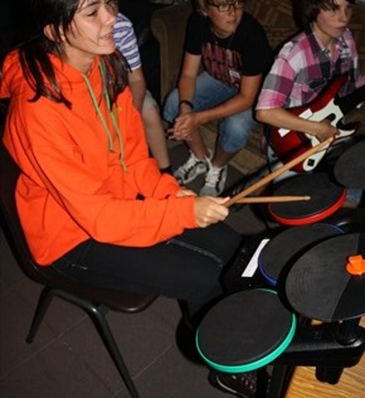 meisje speelt digitale drum op game en avonturenkamp