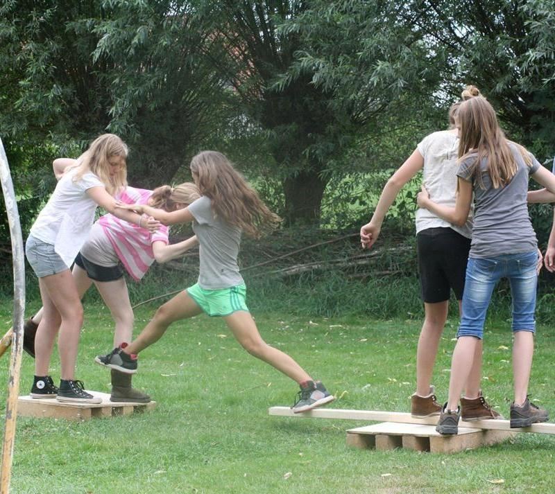 meisjes springen over parcours op game en avonturenkamp