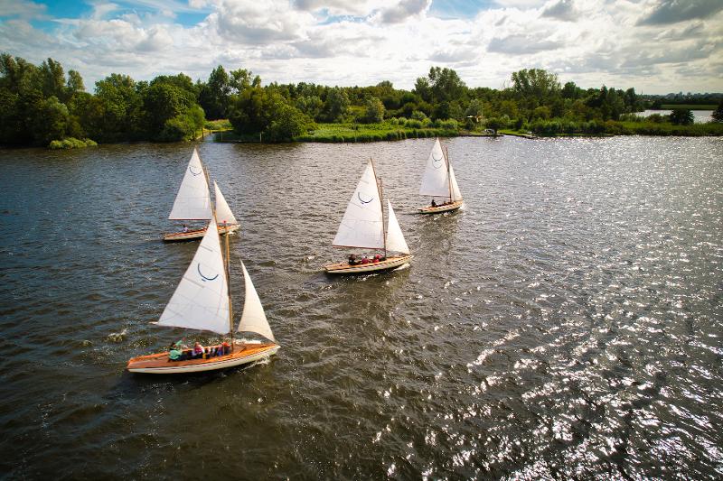 Vier boten varen op een meer tijdens een zomerkamp Leiden
