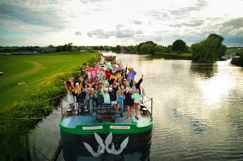 Deelnemers van een zomerkamp Goeree-Overflakkee maken een boottocht