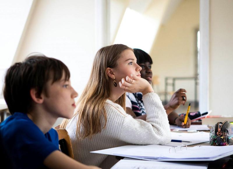 Kinderen volgen Franse lessen tijdens een groepsreis 16 jaar