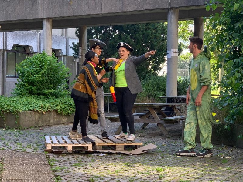 Deelnemers van musicalkamp België geven een optreden verkleed in piratenkostuums