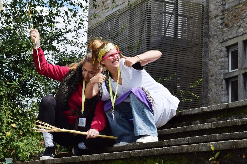 twee meisjes zitten buiten op een trap tijdens musical kamp