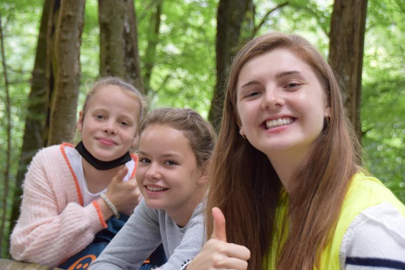 meiden houden duim hoog tijdens taalkamp frans luxemburg