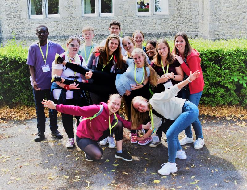 Een groepsfoto voor de school met deelnemer aan taalkamp België