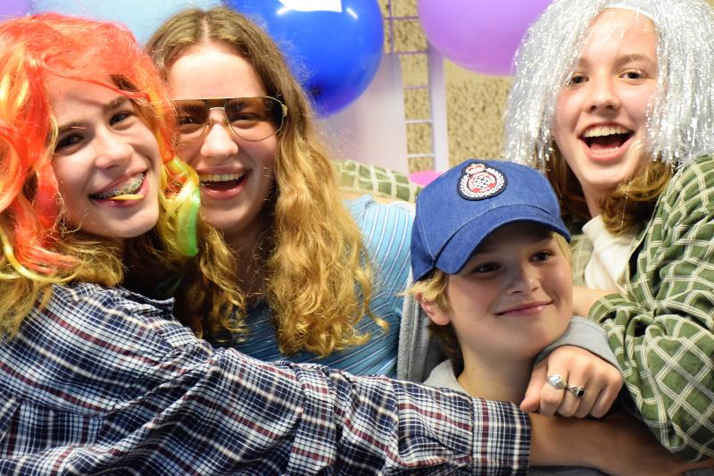 meiden verkleed tijdens taalkamp frans stenay