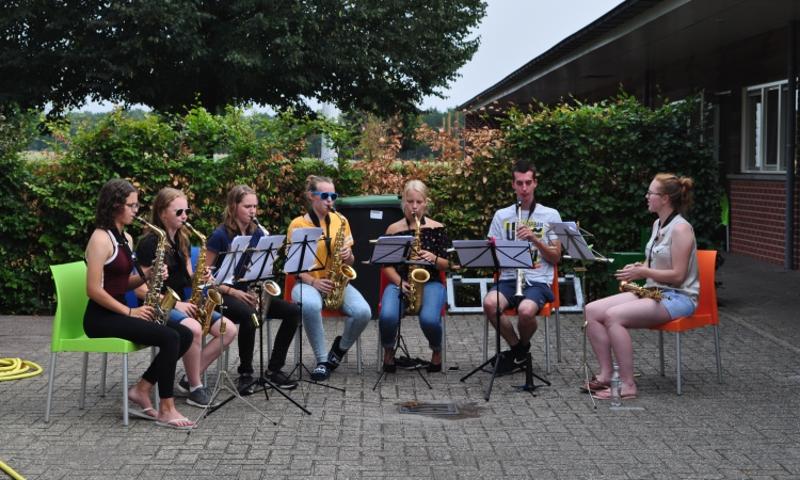 Groepje kinderen speelt een instrument tijdens een kamp als alternatief voor een hockeykamp in Zanvoort