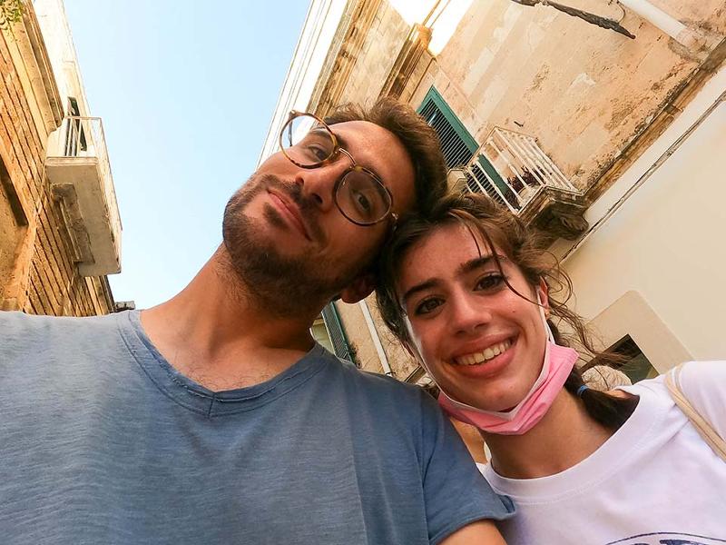 Jongen en meisje samen op selfie tijdens taalreizen Italië