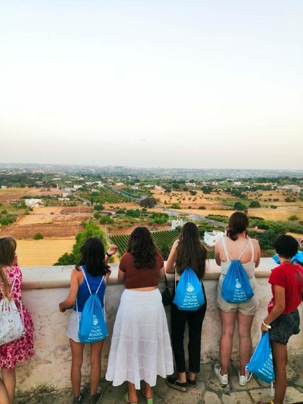 Deelnemers kijken uit over landschap tijdens de taalreizen Italië