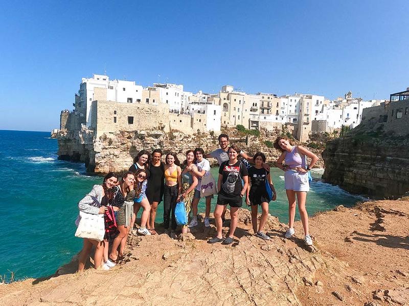 Groepsfoto aan de zee tijdens taalreizen Italië