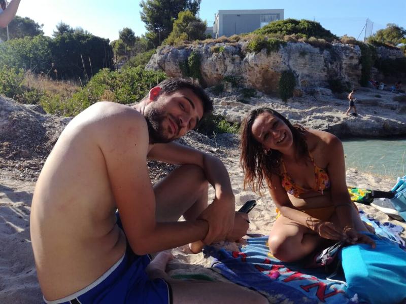 Jongen en meisje op het strand tijdens taalreizen Italië