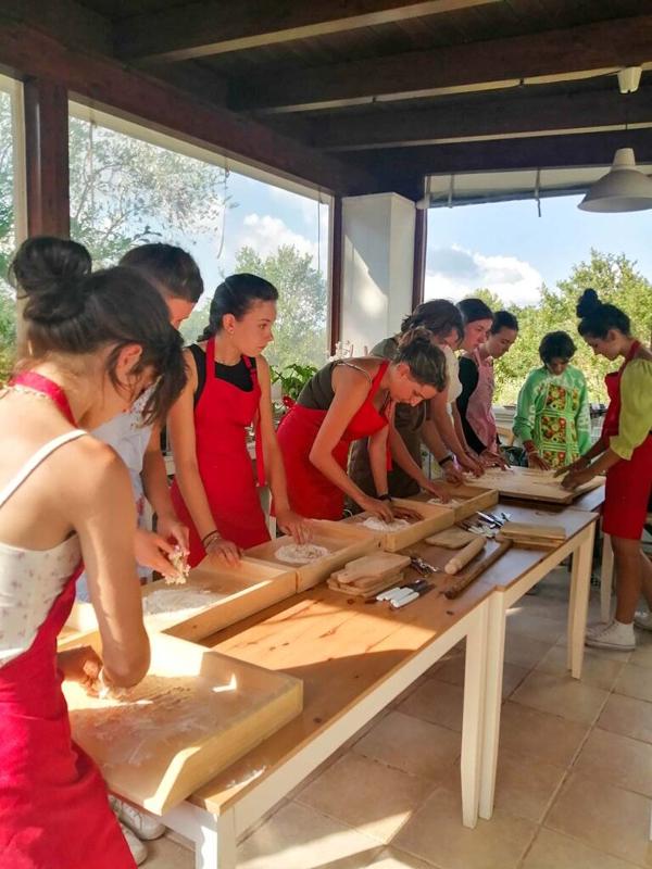 Deelnemers bakken pizza tijdens de taalreizen Italië