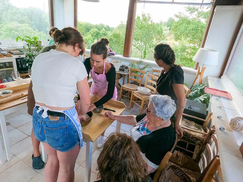 Deelnemers met oma tijdens de taalreizen Italië