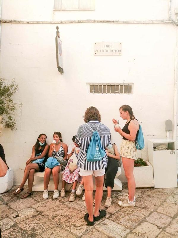 Deelnemers eten ijsje tijdens de taalreizen Italië
