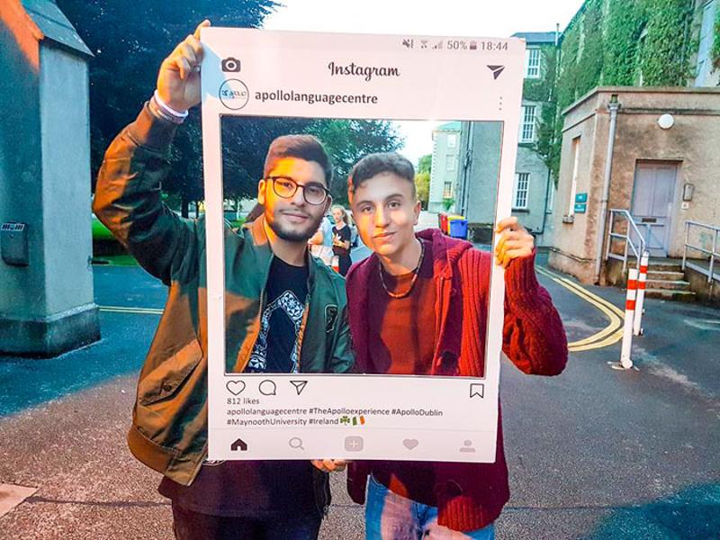 Twee jongens houden een Instagram foto cut out vast tijdens een taalreis engels