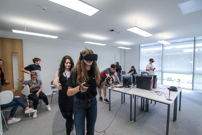 Een meisje gebruikt een VR headset in een lokaal tijdens een taalreis engels