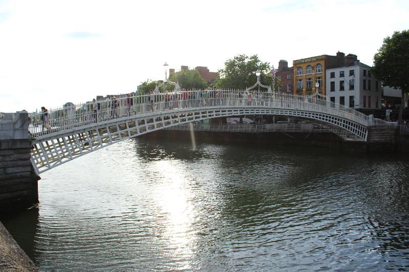 Een brug over een rivier tijdens een taalreis engels