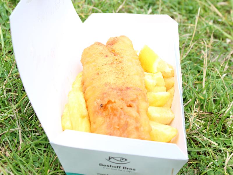 Fish and chips in een kartonnen doosje tijdens een taalreis engels