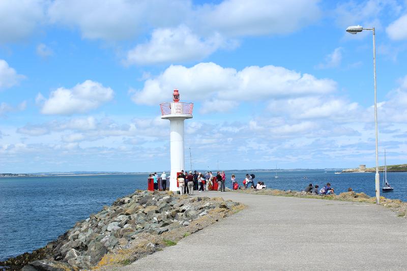 Een groep mensen bij het uiteinde van een pier tijdens een taalreis engels