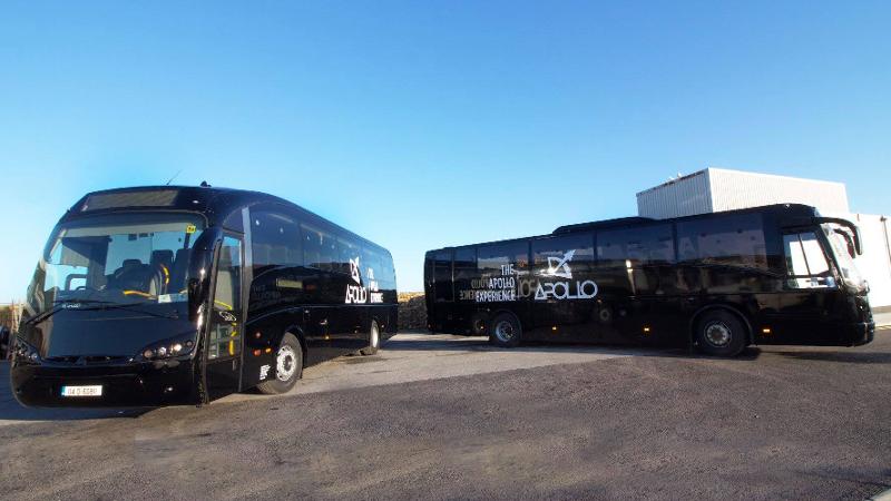 Twee bussen op een parkeerplaats tijdens een taalreis engels