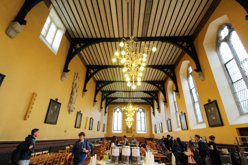 Mensen in een kerk met kroonluchters tijdens een taalreis engels