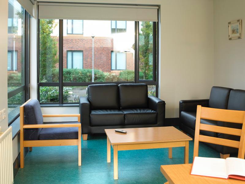 Een woonkamer met banken, een stoel en tafel tijdens een taalreis engels