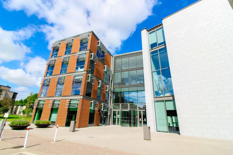 Een gebouw met veel ramen tijdens een taalreis engels