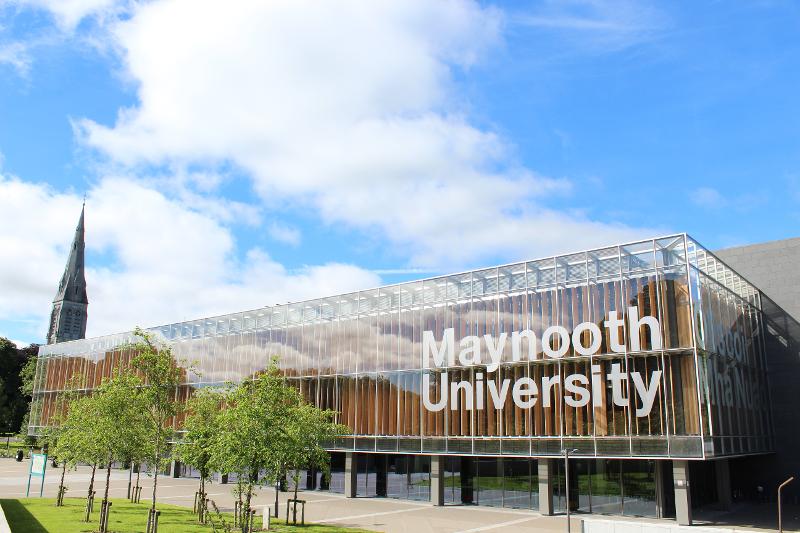 Het gebouw van Maynooth University en een kerk in de achtergrond tijdens een taalreis engels