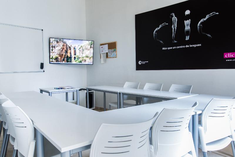 Een lokaal met een whiteboard en TV tijdens een taalreis spaans