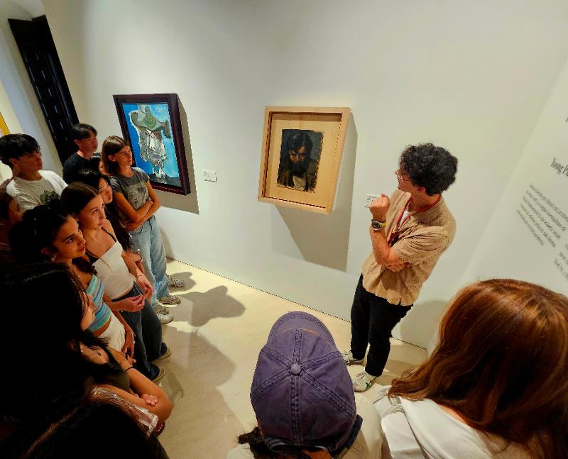 Portret in museum uitleg op een Spaanse taalcursus Spanje