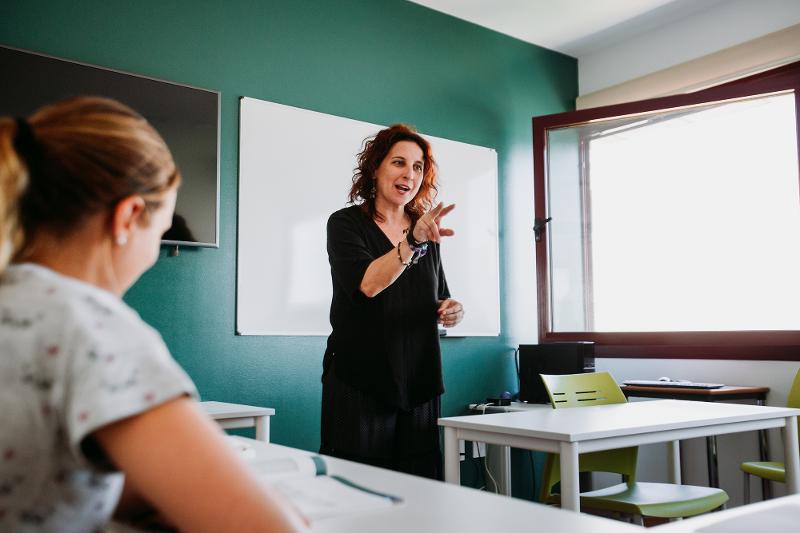 Een docent geeft uitleg in een lokaal tijdens een taalreis spaans