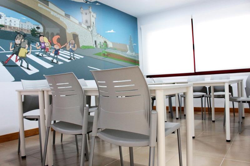 Een klaslokaal met een poster tijdens een taalreis spaans