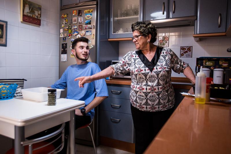 Een jongen en een vrouw in een keuken tijdens een taalreis spaans