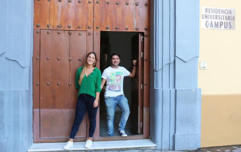 Twee jongeren staan bij een houten deur tijdens een taalreis spaans