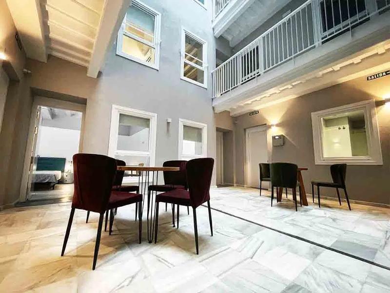 Een binnenplaats met tafels en stoelen tijdens een taalreis spaans