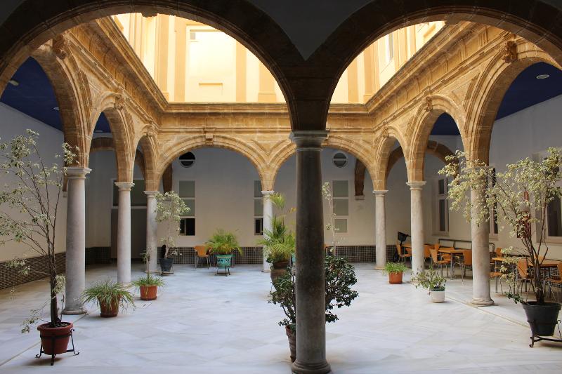 Een binnenplaats met planten omringd door bogen tijdens een taalreis spaans