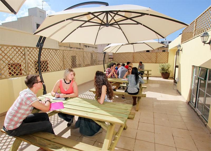 Buiten op het terras kletsen tijdens taalreis Malta