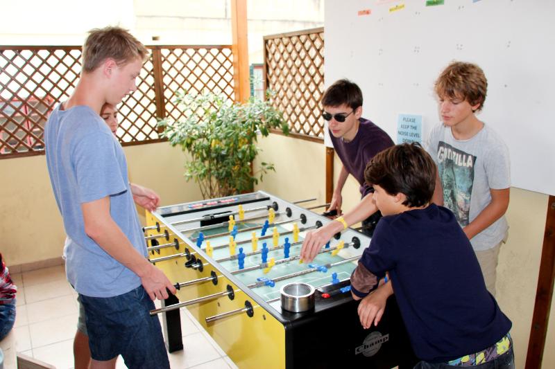 Tafel voetbal spelen met vrienden tijdens taalreis Malta