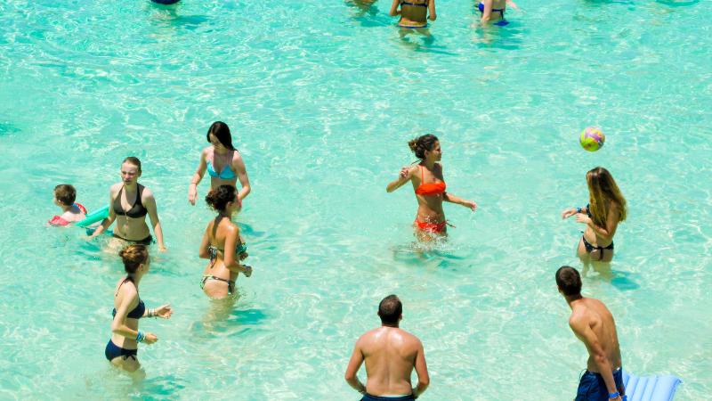 Zwemmen in de zee tijdens taalreis Malta