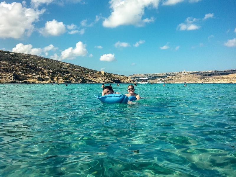 Zwemmen in blauwe zee tijdens taalreis Malta