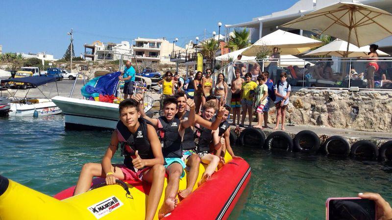 Op de banaan in de zee tijdens taalreis Malta