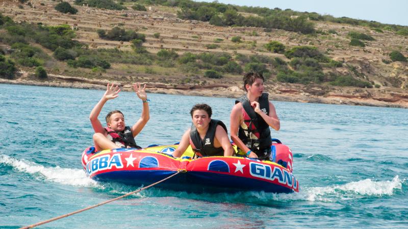 Opblaas bootje op de zee tijdens taalreis Malta