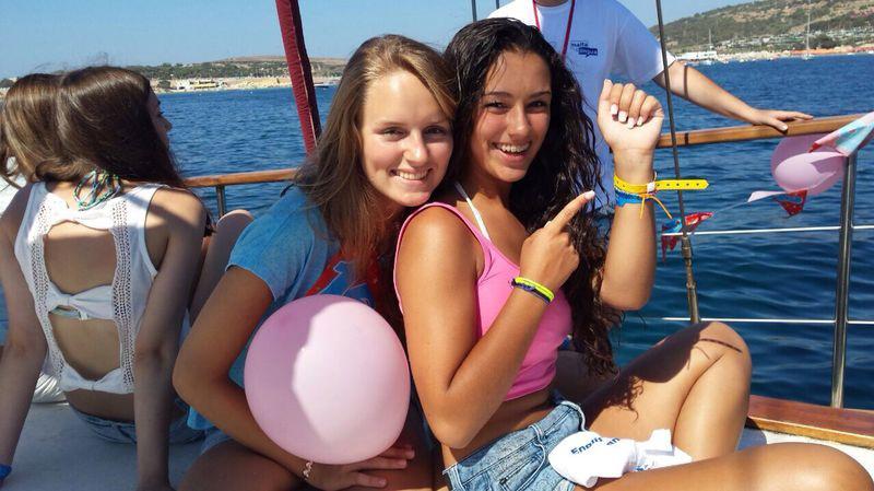 Op een boot varen met vriendinnen tijdens taalreis Malta