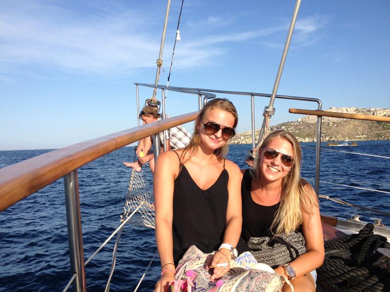 Bij het puntje van de boot tijdens taalreis Malta