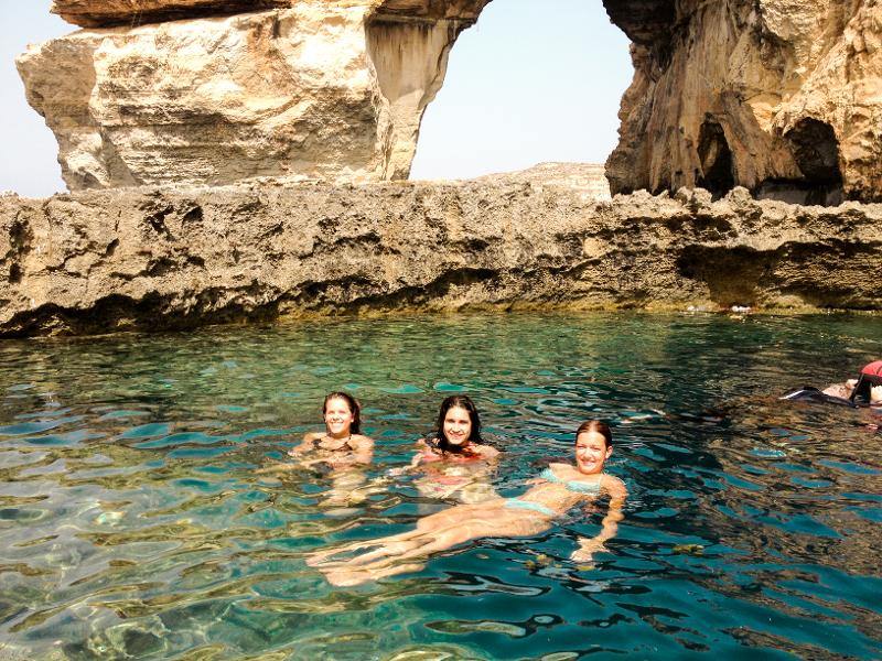 in de zee tussen de rotsen tijdens taalreis Malta